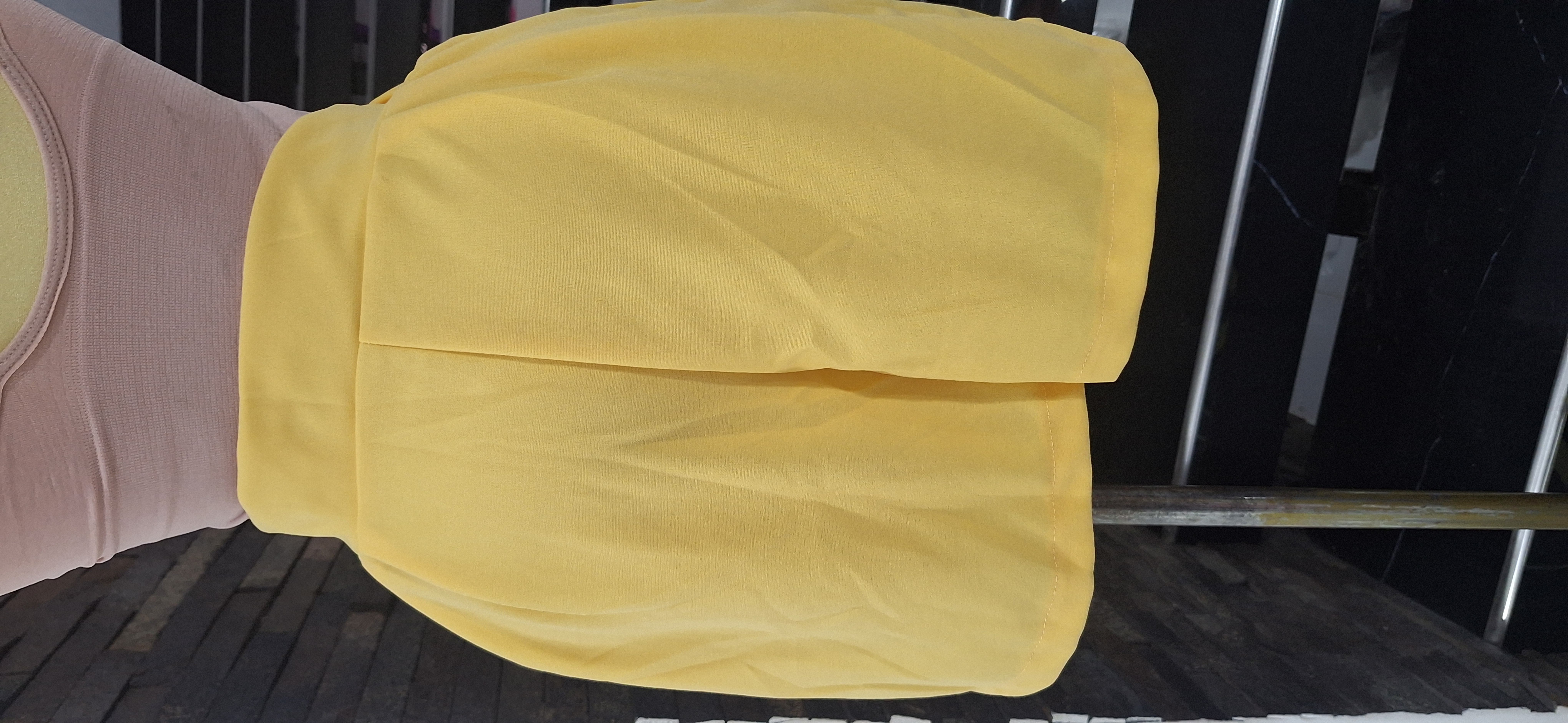 923 Short amarillo
